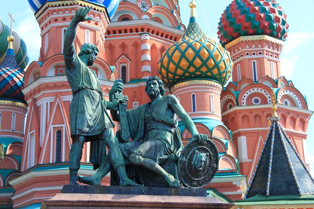 Картуз – путешественник номер один. Знаменитые скульптуры России